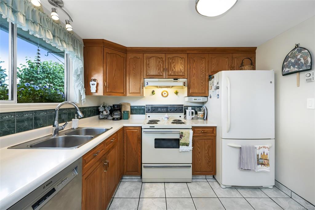 Fourth View of 10001 Fifth St, Sidney, BC, V8L 2X8