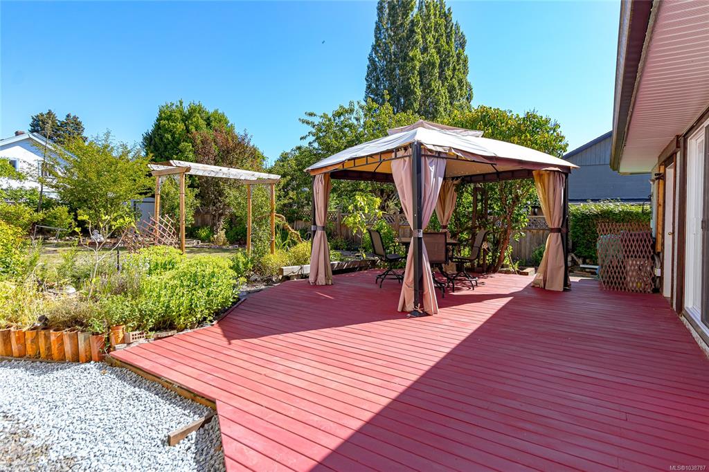 Fourth View of 862 Canterbury Rd, Saanich, BC, V8X 3E6