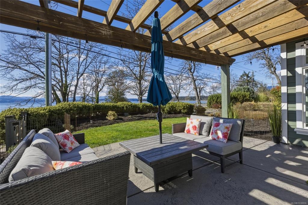 Third View of 10117 West Saanich Rd, North Saanich, BC, V8L 5T6