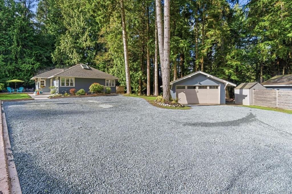 Third View of 324 Chester Rd, Qualicum Beach, BC, V9K 1B9
