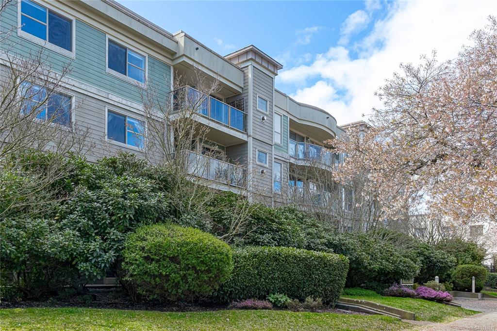 Third View of 1025 Meares St, Victoria, BC, V8V 3J7