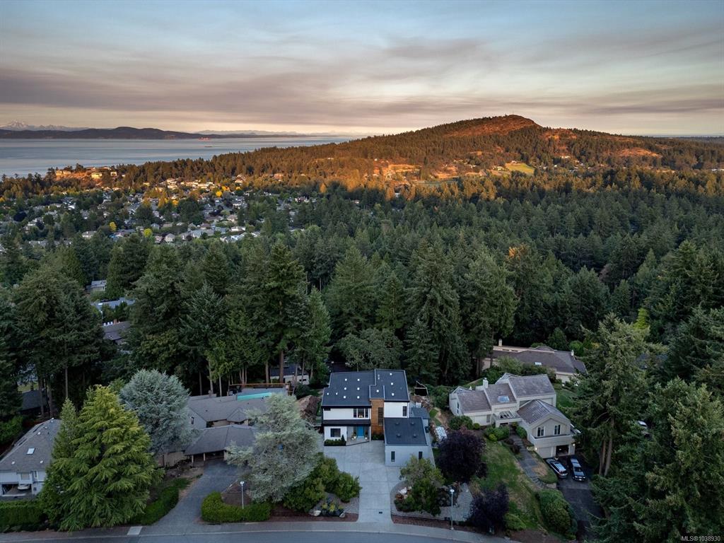 Third View of 4673 Boulderwood Dr, Saanich, BC, V8Y 2P8