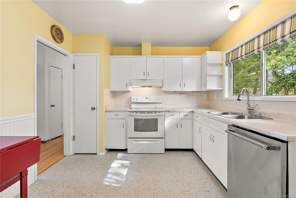 Fourth View of 3955 Emerald Pl, Saanich, BC, V8P 4T8