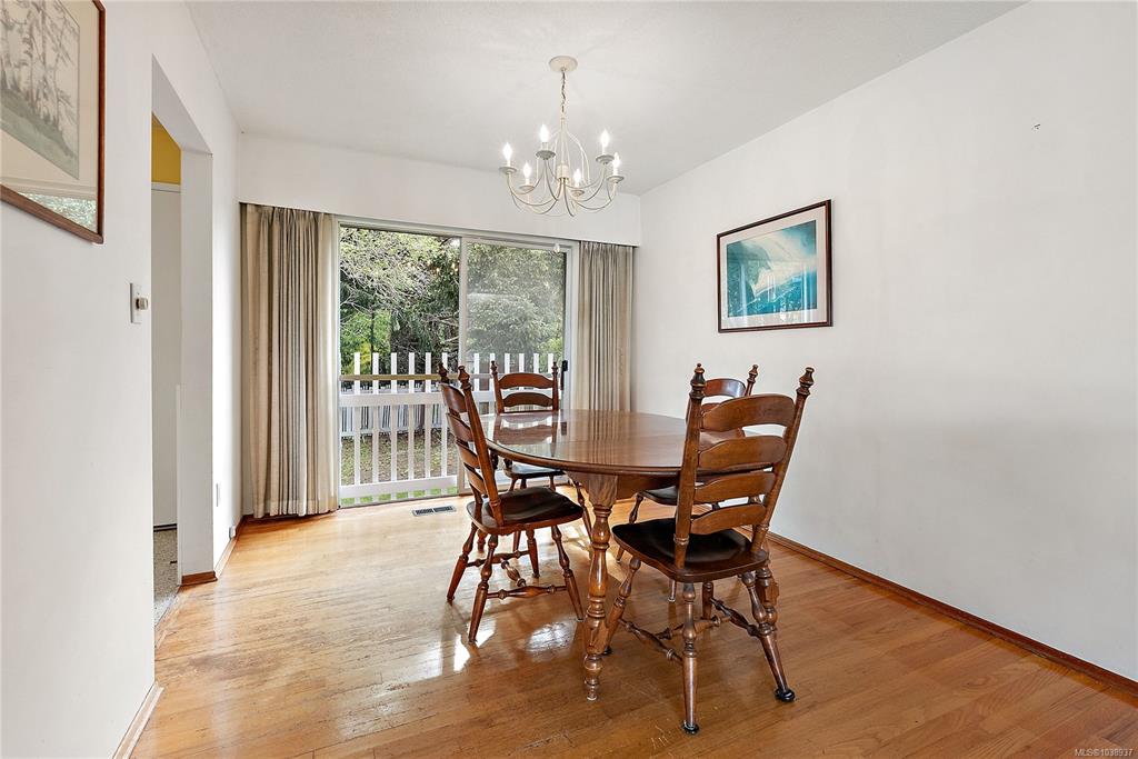 Fifth View of 3955 Emerald Pl, Saanich, BC, V8P 4T8