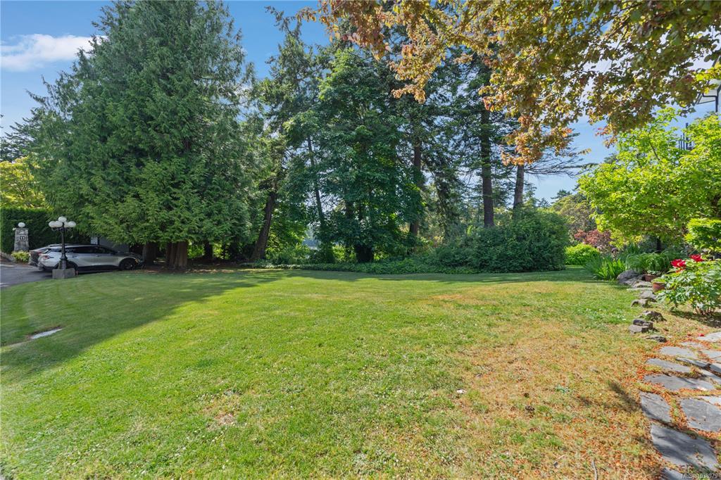 Fourth View of 10 Governors Point Rd, Governor's Point Marine Estate, View Royal, BC, V9B 5L8