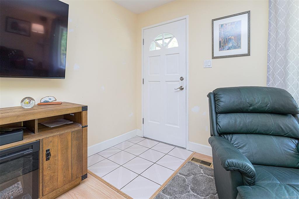 Fifth View of 2331 Victor St, Victoria, BC, V8R 4C8
