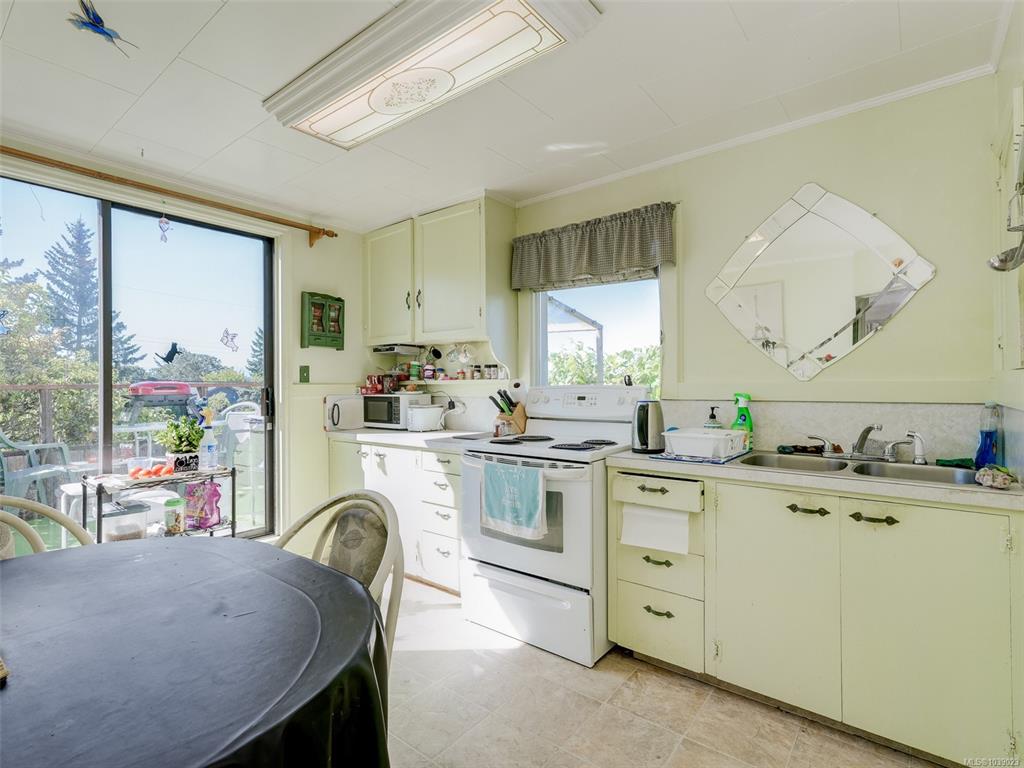 Fifth View of 8 Camden Ave, View Royal, BC, V8Z 1P5