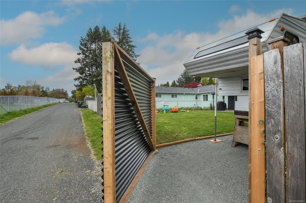 Third View of 656 14th St, Courtenay, BC, V9N 1W6