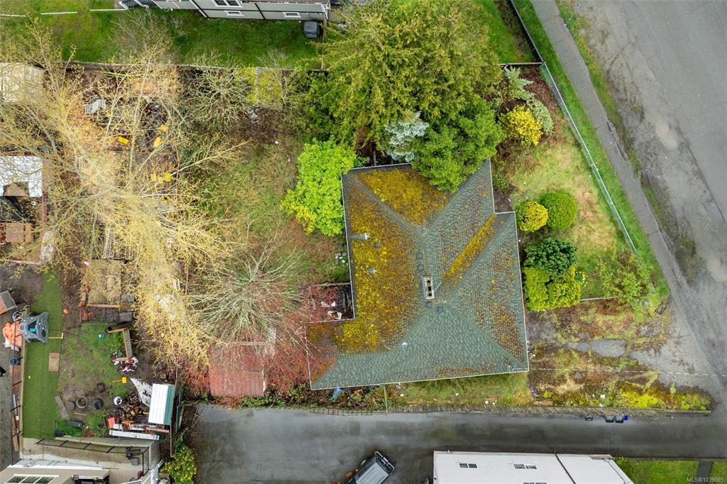 Third View of 3330 Harriet Rd, Saanich, BC, V8Z 3S4
