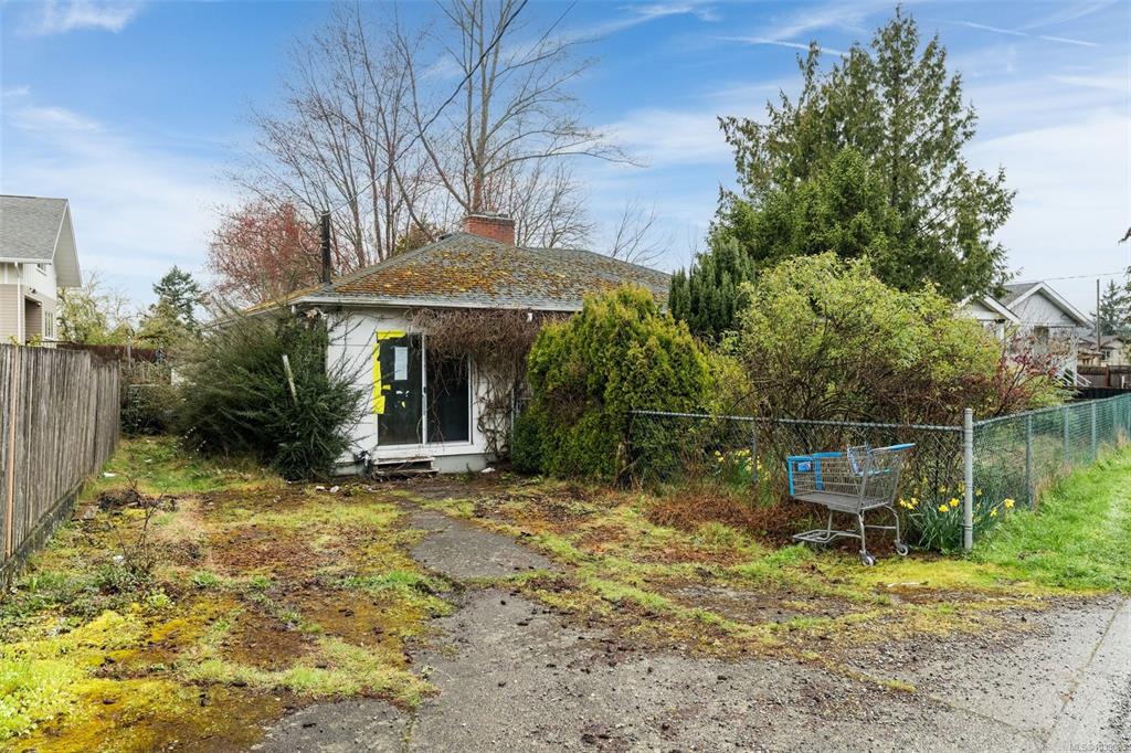 Fourth View of 3330 Harriet Rd, Saanich, BC, V8Z 3S4