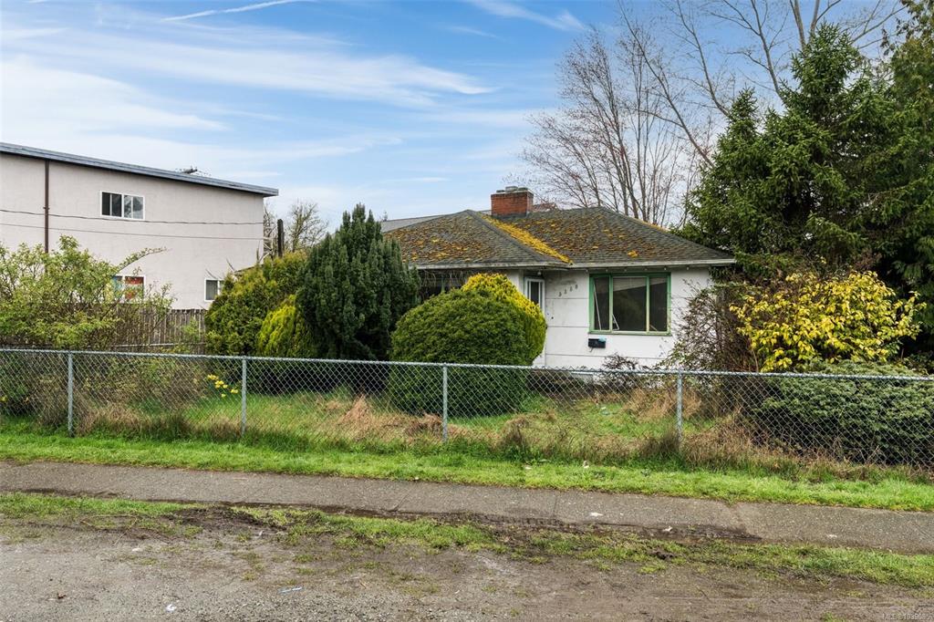 Fifth View of 3330 Harriet Rd, Saanich, BC, V8Z 3S4