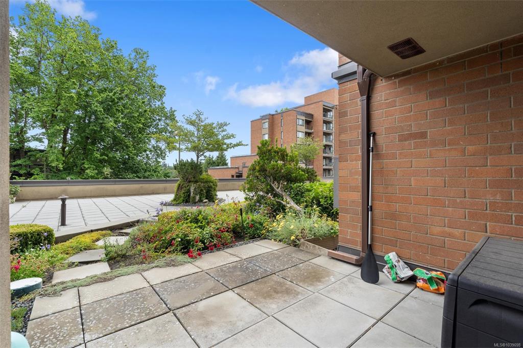 Fifth View of 103 Gorge Rd E, Treelane Estates, Victoria, BC, V9A 6Z2