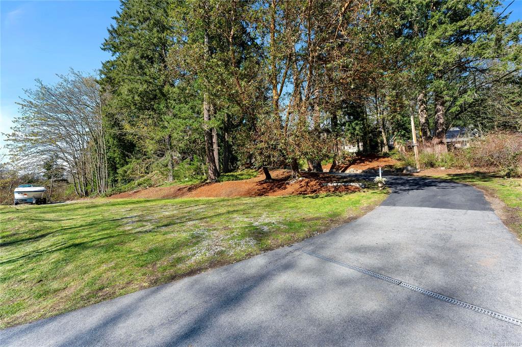 Fifth View of 1084 Tatlow Rd, North Saanich, BC, V8L 5P3