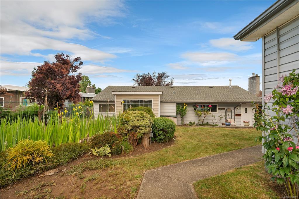 Third View of 558 Alder St, Campbell River, BC, V9W 2P1
