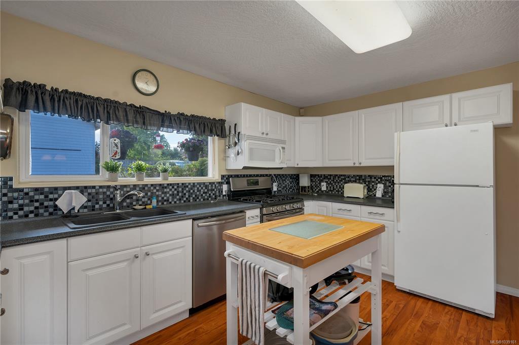 Fifth View of 558 Alder St, Campbell River, BC, V9W 2P1