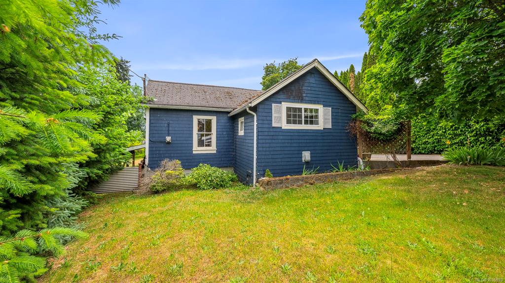 Second View of 3351 Crescent St, Cumberland, BC, V0R 1S0