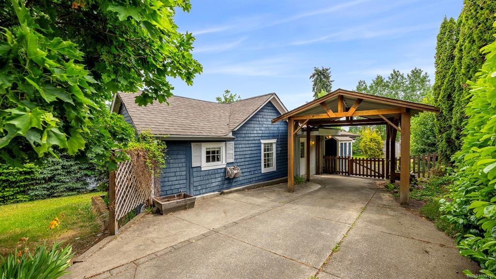 Third View of 3351 Crescent St, Cumberland, BC, V0R 1S0