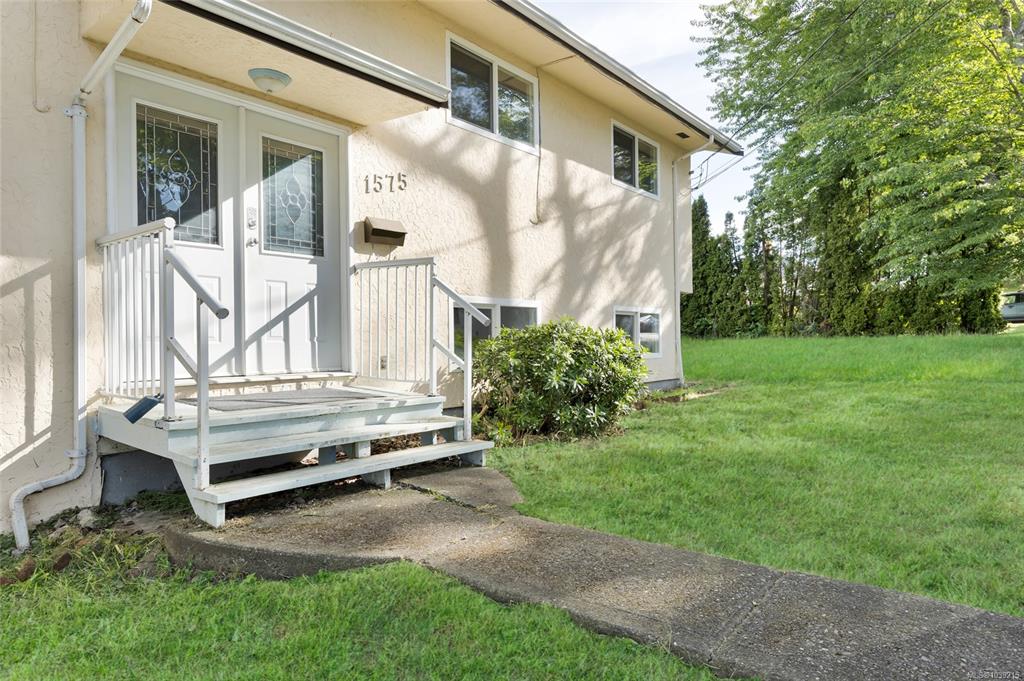 Third View of 1575 Burton Ave, Victoria, BC, V8T 2N3