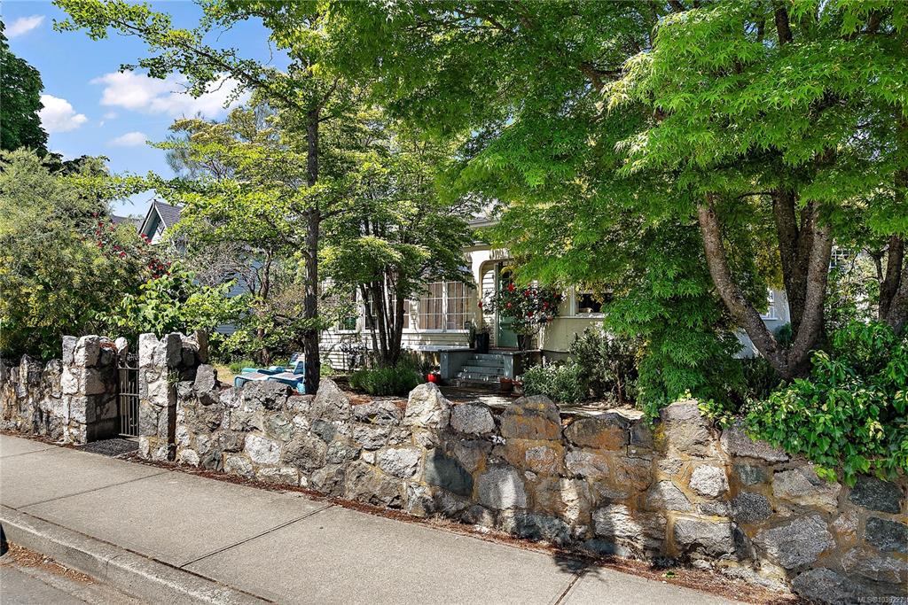 Fifth View of 1736 Haultain St, Victoria, BC, V8R 2L2