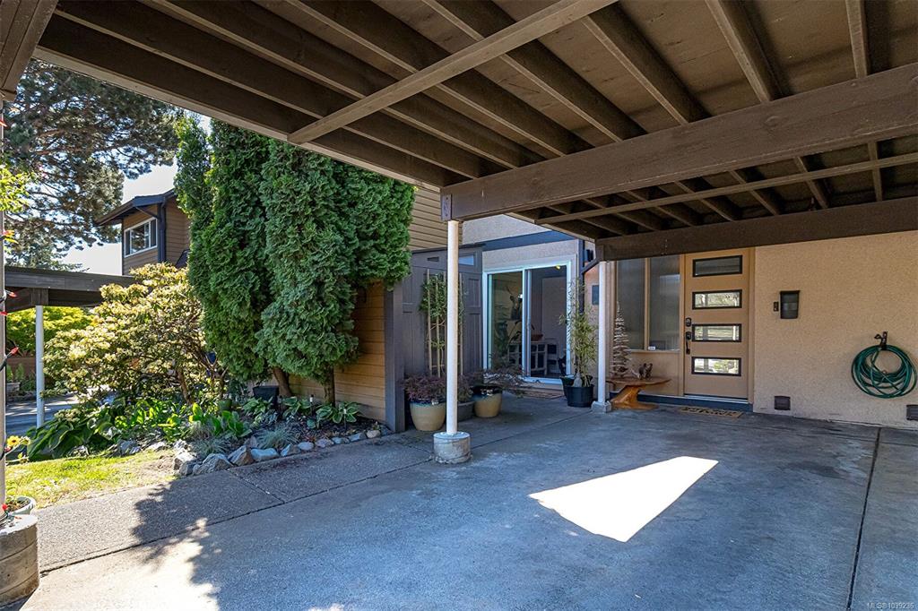 Third View of 533 Crossandra Cres, Saanich, BC, V8Z 6G4