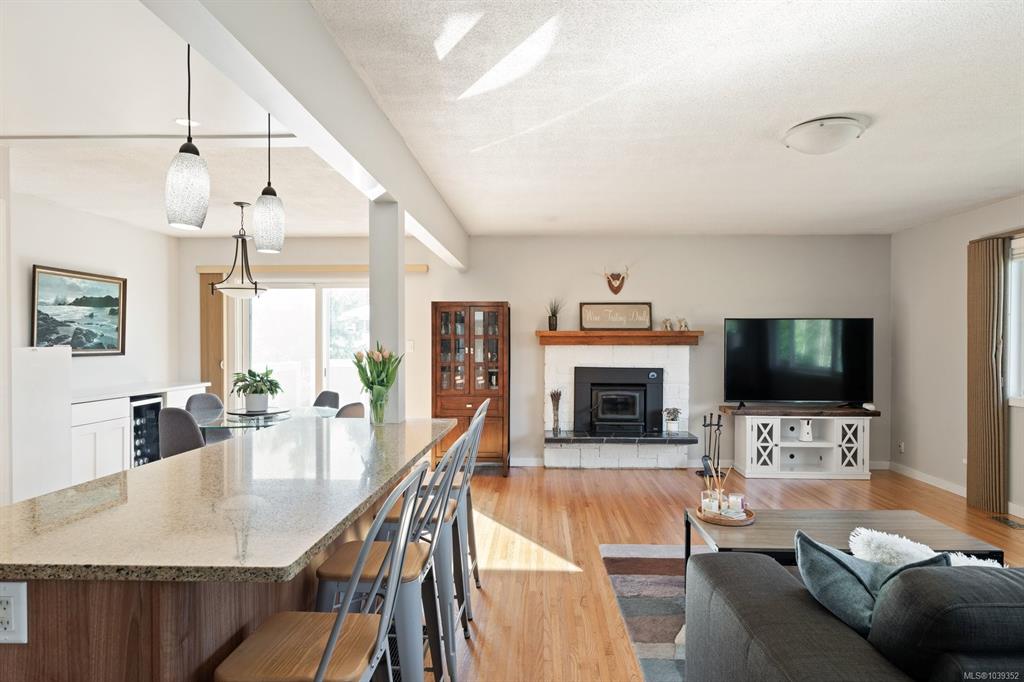 Fourth View of 4125 Douglas St, Saanich, BC, V8X 0A5