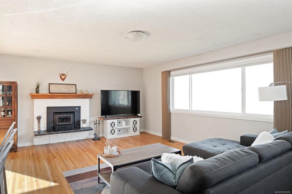 Fifth View of 4125 Douglas St, Saanich, BC, V8X 0A5