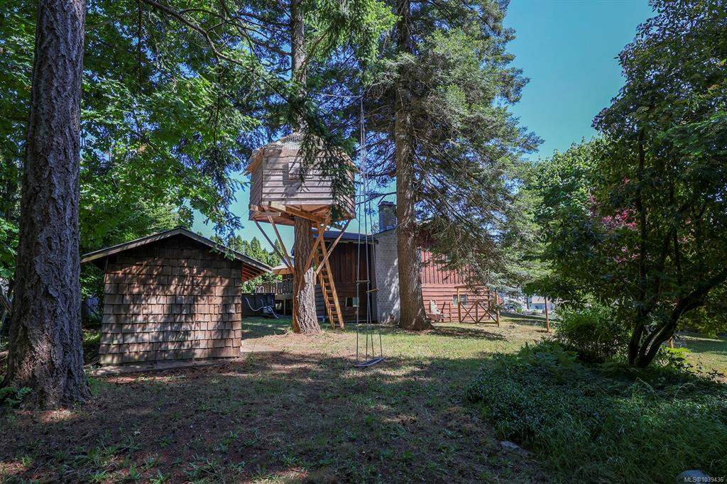 Fifth View of 611 Crestview Dr, Comox, BC, V9M 3E6