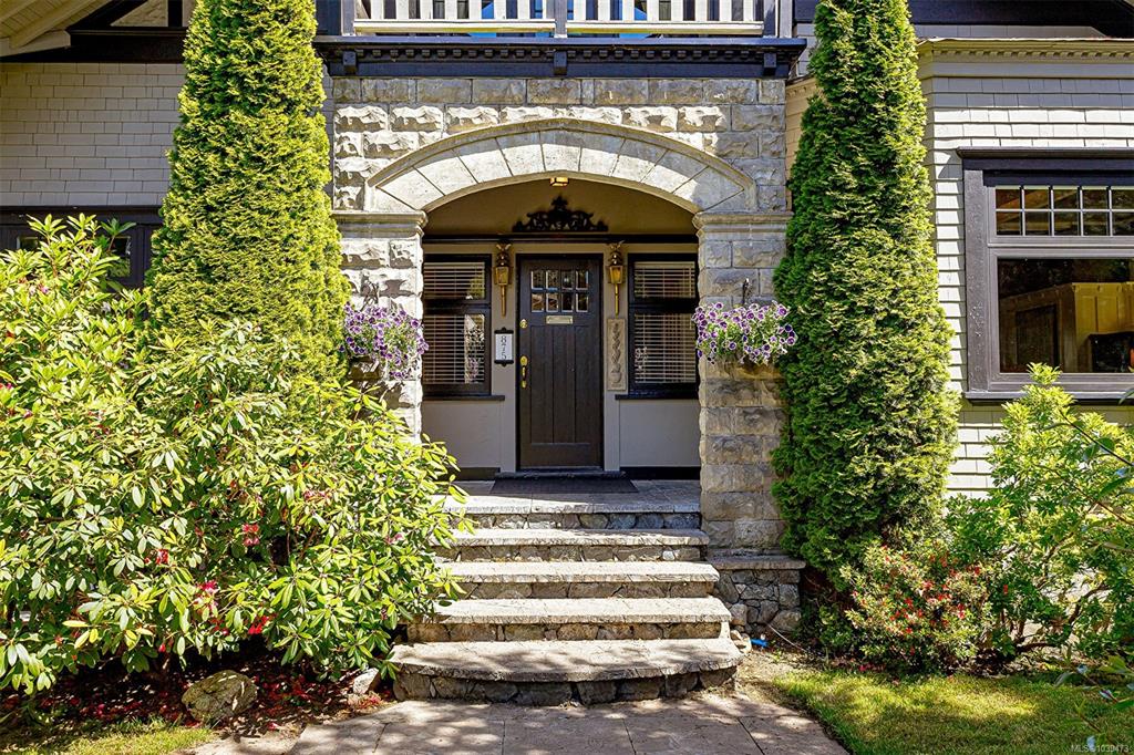 Third View of 875 Richmond Ave, Victoria, BC, V8S 3Z2