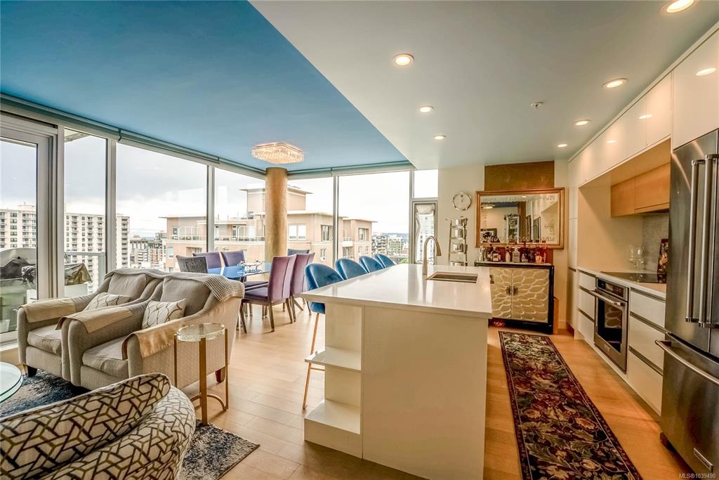 Fifth View of 989 Johnson St, Victoria, BC, V8V 0E3