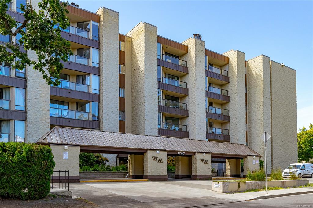 Third View of 1745 Leighton Rd, Victoria, BC, V8R 6R6