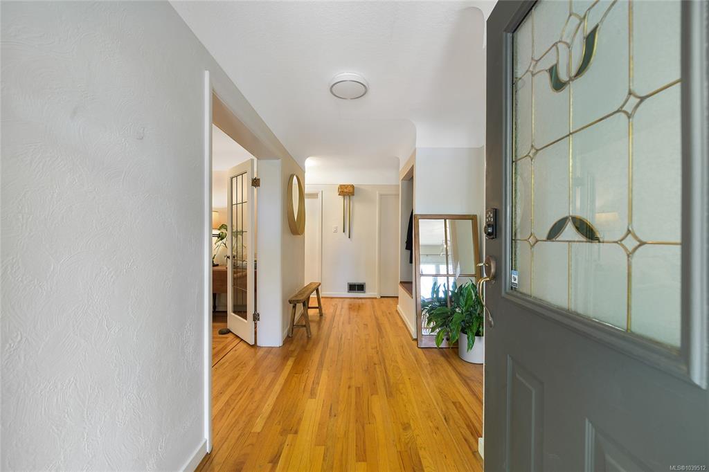 Fifth View of 2134 Neil St, Oak Bay, BC, V8R 3E4