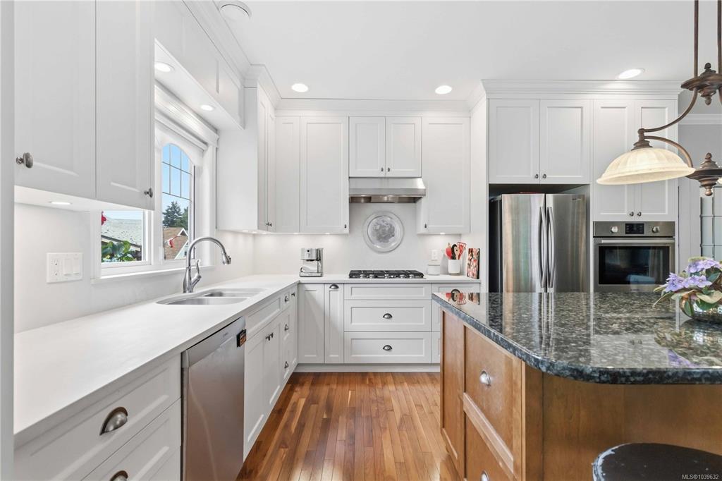 Fifth View of 783 Rogers Way, Saanich, BC, V8X 5L1