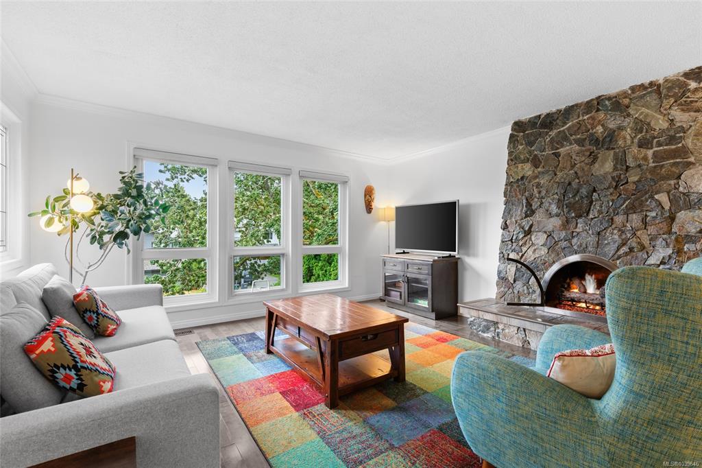 Third View of 1644 Barksdale Dr, Saanich, BC, V8N 4Z8