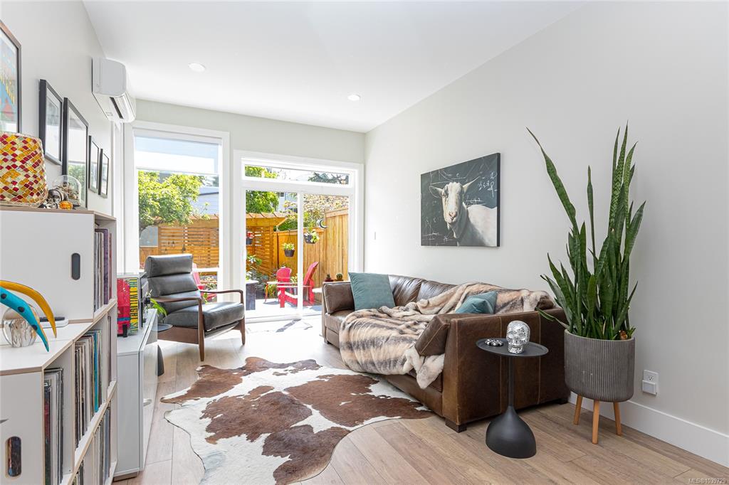 Fourth View of 117 St Lawrence St, Victoria, BC, V8V 1X7