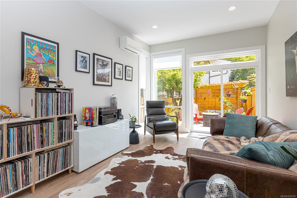 Fifth View of 117 St Lawrence St, Victoria, BC, V8V 1X7