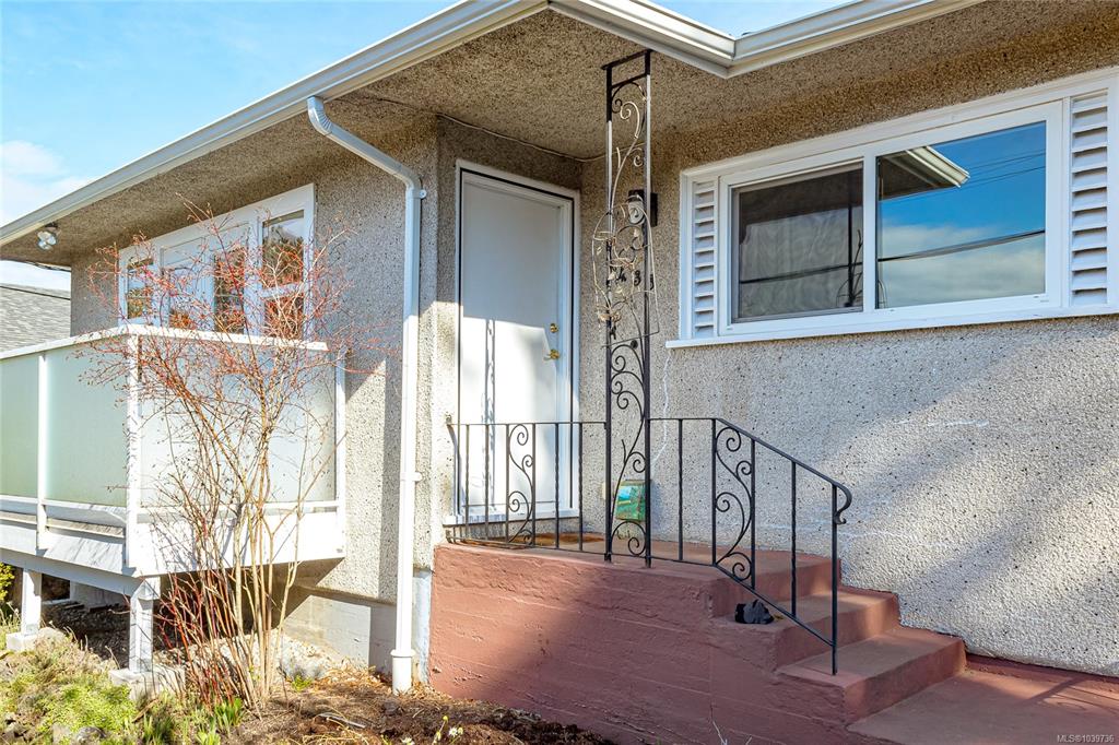 Third View of 3433 Bethune Ave, Saanich, BC, V8X 1W1