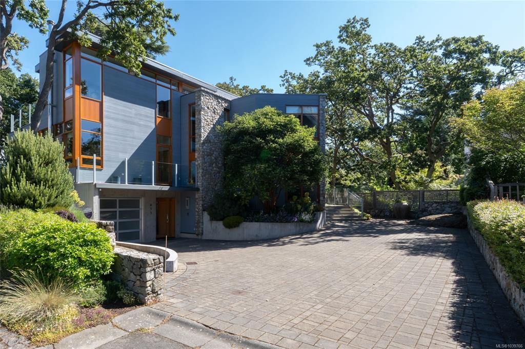 Third View of 435 Chadwick Pl, Victoria, BC, V8S 1H4