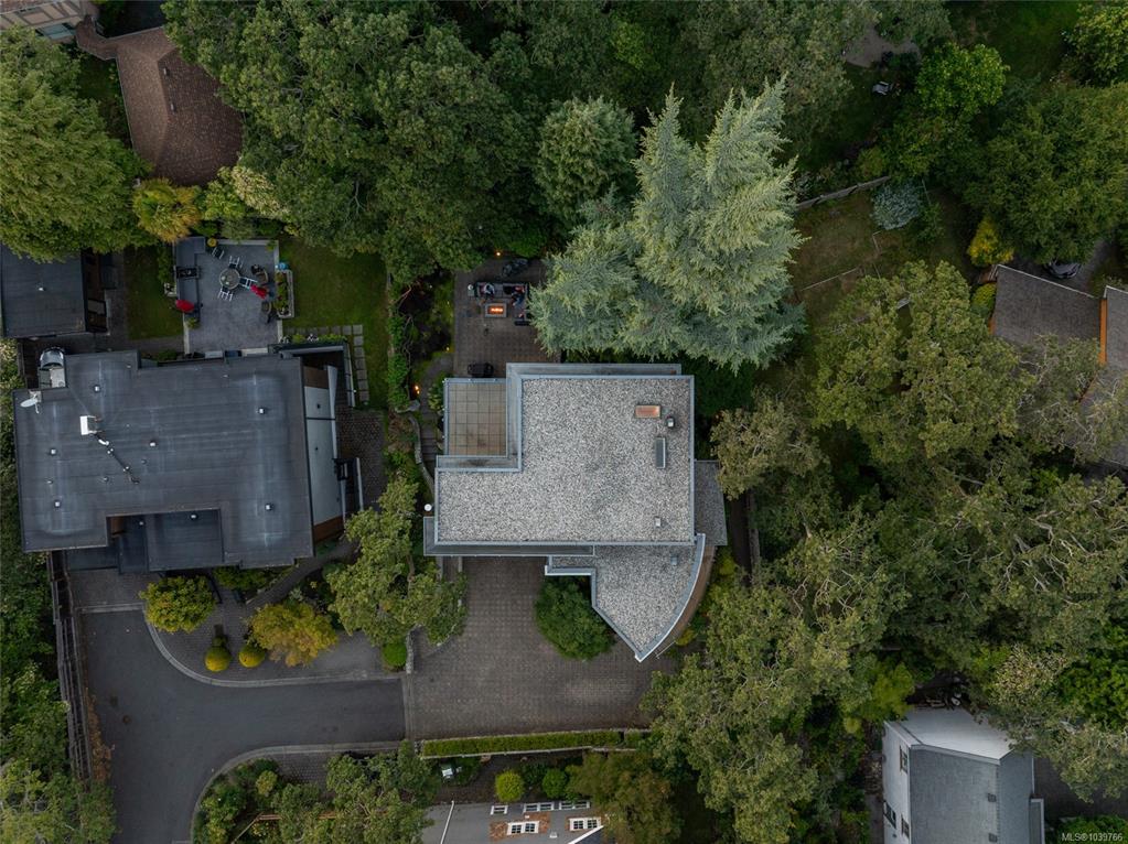 Fifth View of 435 Chadwick Pl, Victoria, BC, V8S 1H4