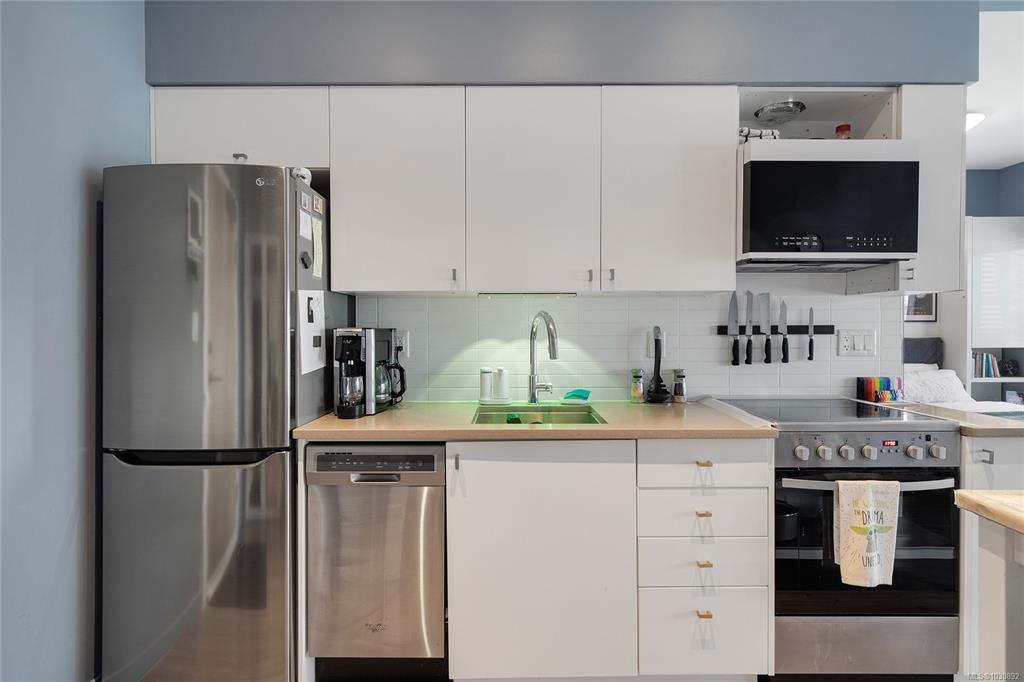 Fifth View of 785 Tyee Rd, Victoria, BC, V9A 0G2