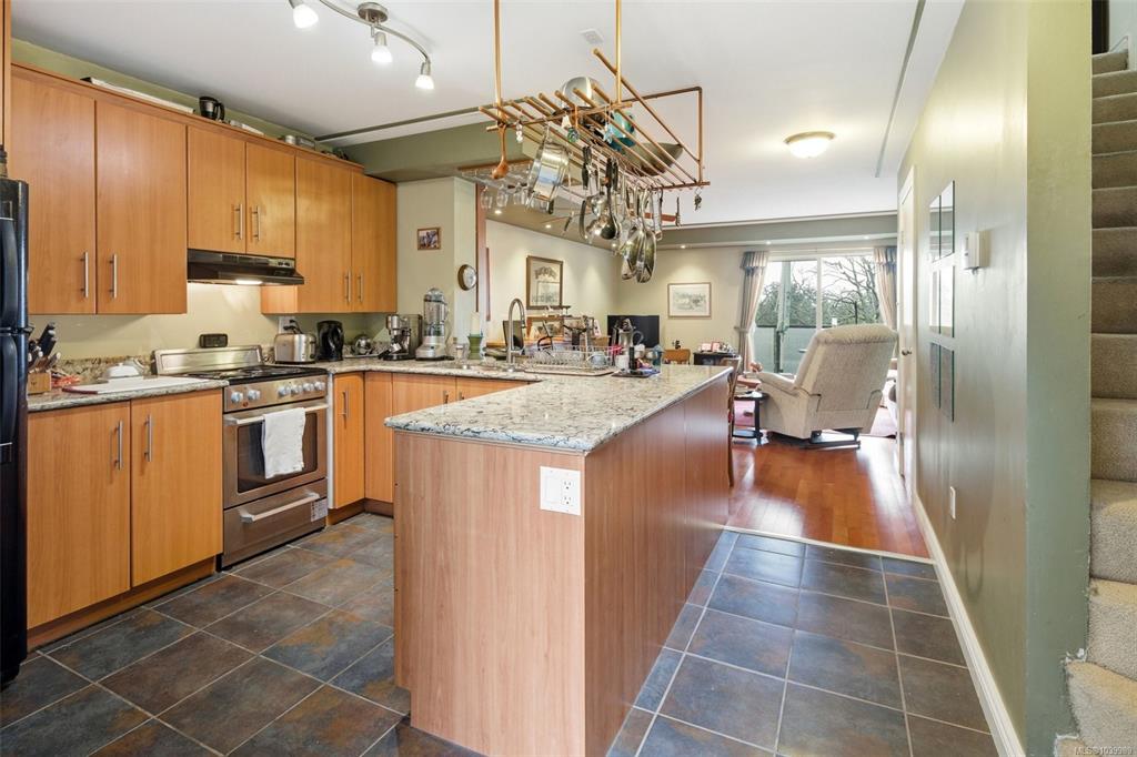 991 Cloverdale Ave, 1039989, BC,