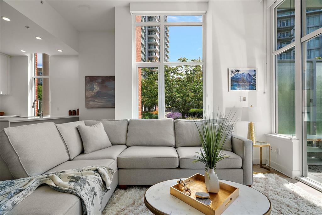 70 Saghalie Rd, 1039998, BC,