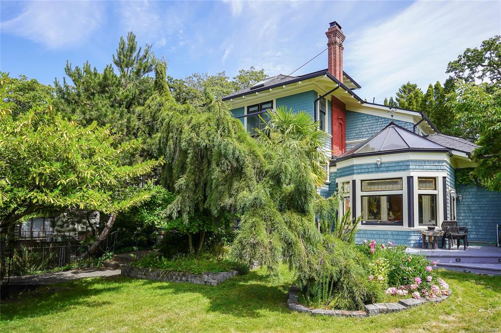 Third View of 1377 Rockland Ave, Victoria, BC, V8S 1V7