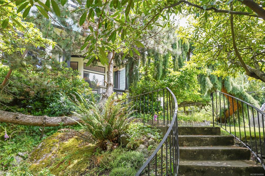 Fifth View of 1377 Rockland Ave, Victoria, BC, V8S 1V7