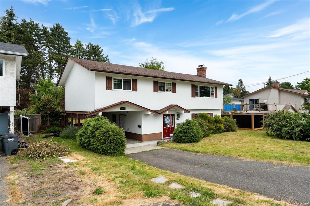 Third View of 944 Mcbriar Ave, Saanich, BC, V8X 3L9