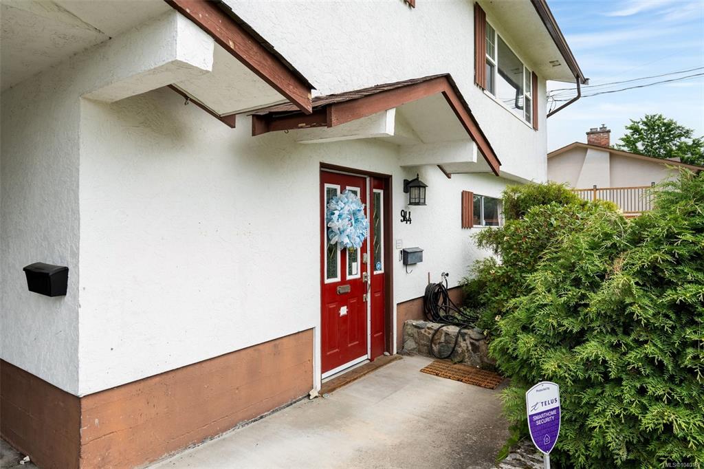 Fourth View of 944 Mcbriar Ave, Saanich, BC, V8X 3L9
