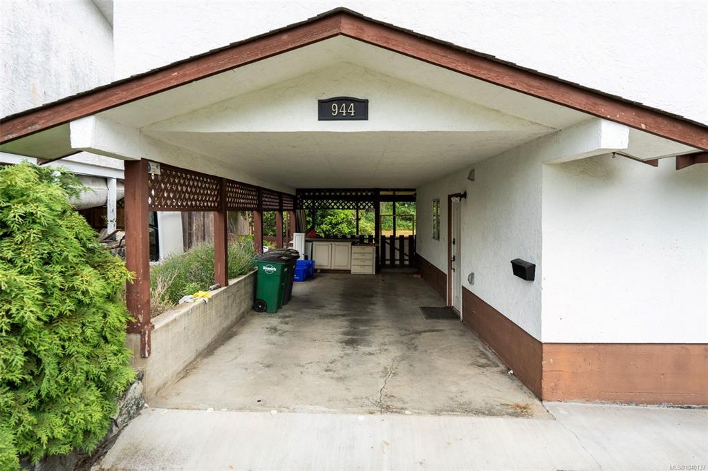 Fifth View of 944 Mcbriar Ave, Saanich, BC, V8X 3L9