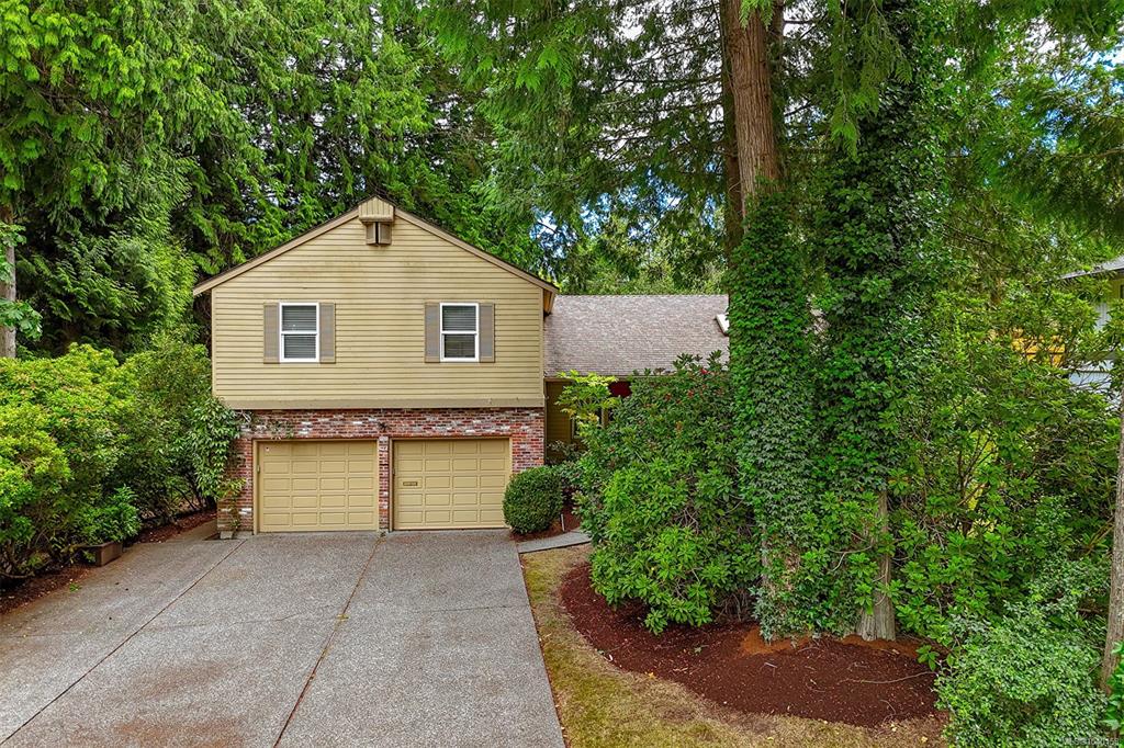 Third View of 1005 Kentwood Pl, Saanich, BC, V8Y 2R2