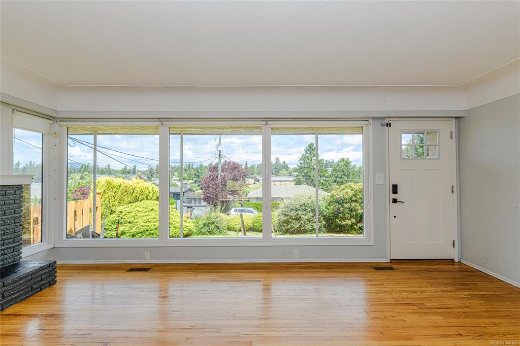 Third View of 585 Baker St, Saanich, BC, V8Z 2H6