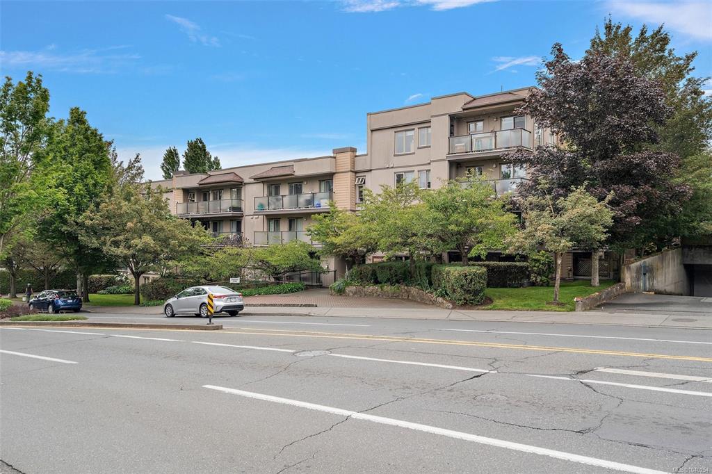 Second View of 2527 Quadra St, Maple Terrace, Victoria, BC, V8T 4E1