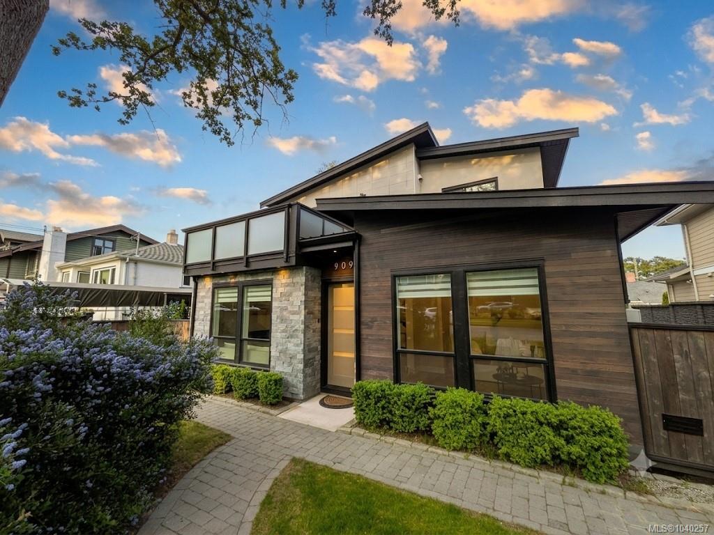 Third View of 909 Bank St, Victoria, BC, V8S 4B1